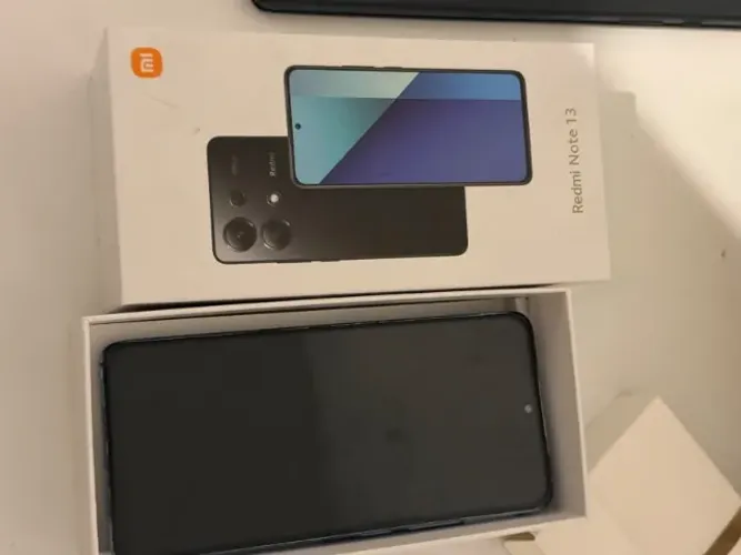Xiaomi Redmi Note 13 4G com capa