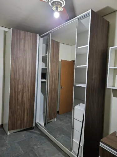 Guarda-Roupa com Espelho Grande