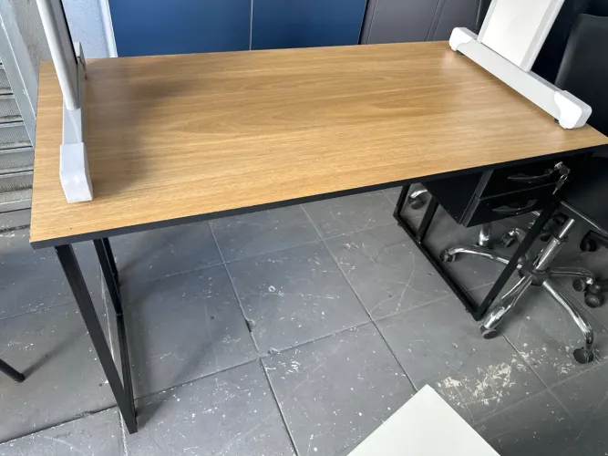 Mesa reta 1,20x60 pinta de estoque pé de aço