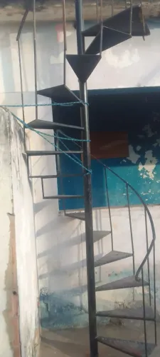 VENDE-SE ESCADA CARACOL DE FERRO 3,10M
