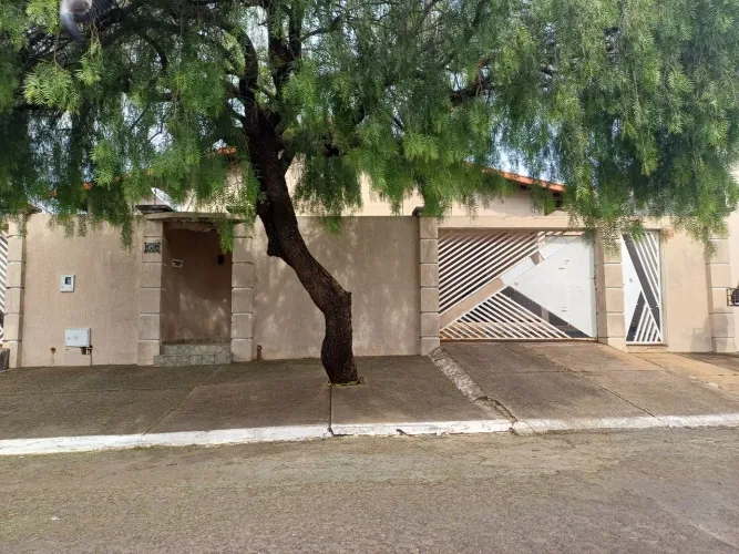 CASA A VENDA EM EXCELENTE LOCALIZAÇÃO NO CENTRO DE LUZIÂNIA-GO