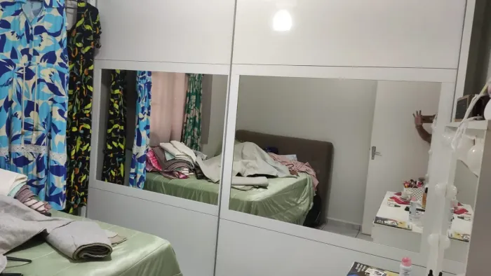 Guarda-Roupa Branco com espelho e portas de correr, em ótimo estado