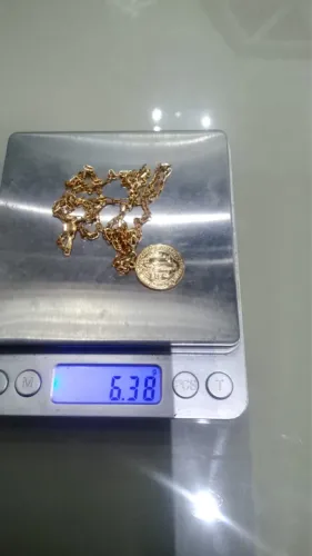 Corrente de ouro, com medalha de São Bento