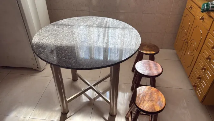 Mesa de granito com 4 bancos de madeira