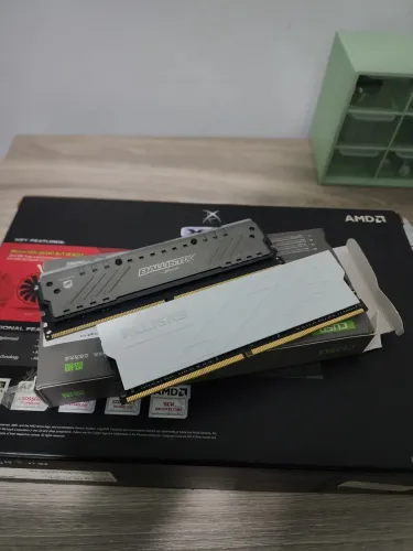 Memorias Ram 16GB DDR4 (2x8GB) Com RGB