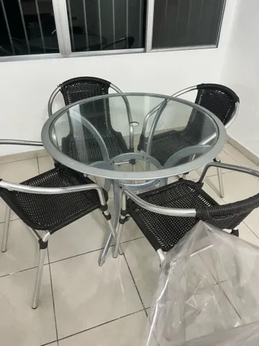 Conjunto mesa redonda com 4 cadeiras 