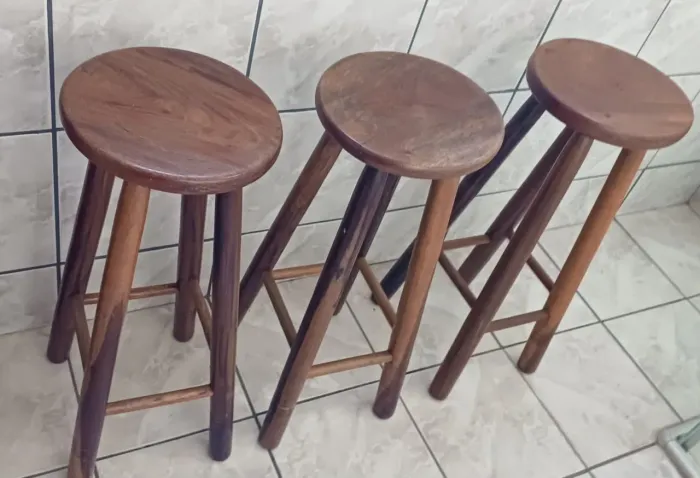 Banquetas de madeira 70cm - resistentes (kit com 3)