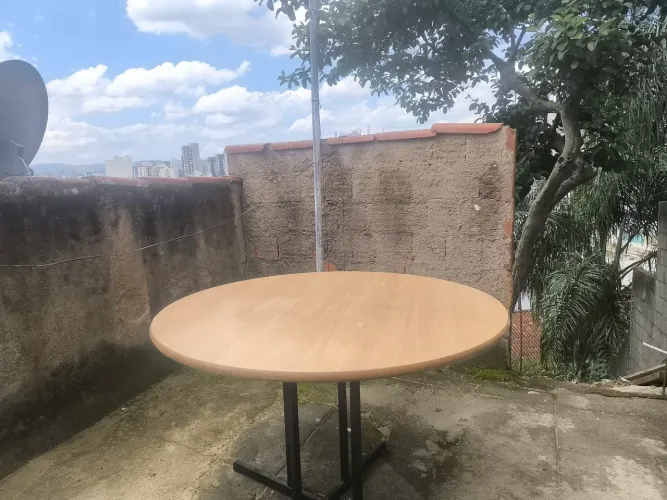 Mesa com madeira muito boa !
