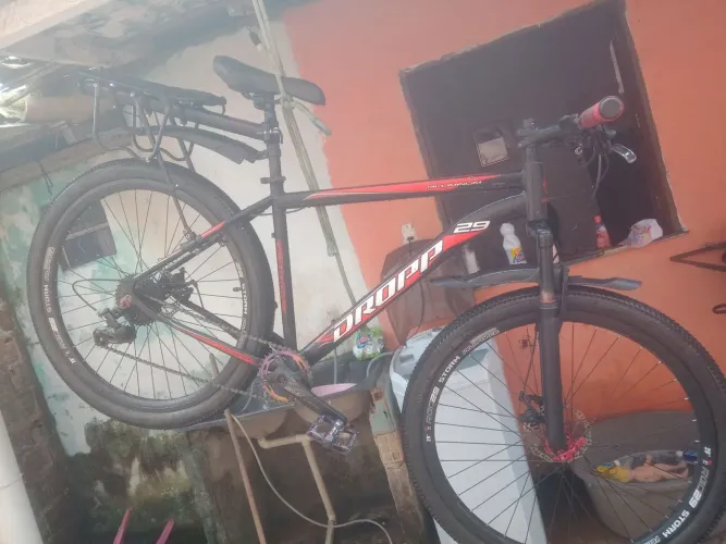 Bike aro 29, quadro de alumínio, equipado com K7, câmbio de 8 velocidade, bagageiro.