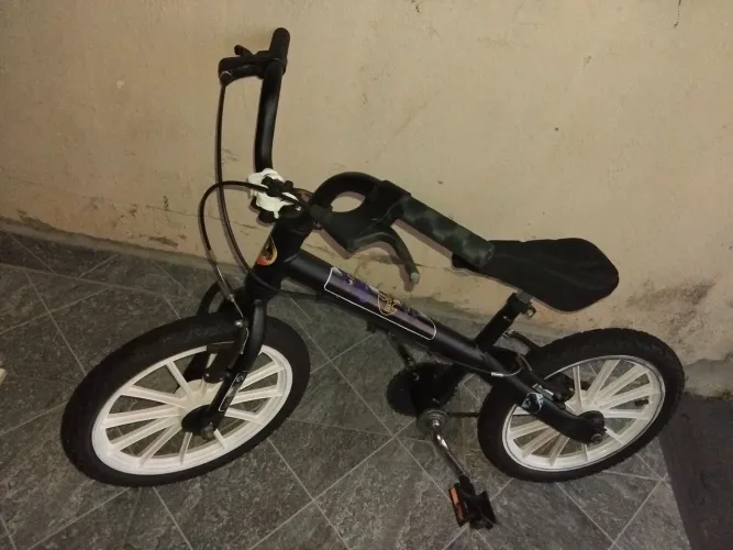 Bicicleta aro 17 com adesivo do Batman vendo ou troco por outra de menor valor 