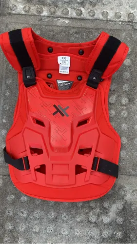 Capacete , colete e bota de trilha.