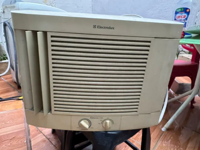 Vendo ar condicionado Eletrolux tensão 220 ,, 7,50 BTUs 