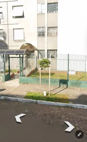 Apartamento térreo com vaga, esquina com escola, posto de saúde. Brigada Militar na frente