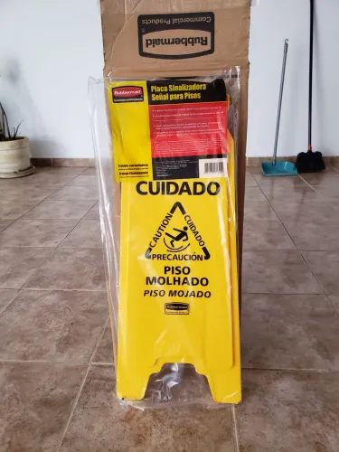 Placa sinalizadora Piso Molhado Rubbermaid