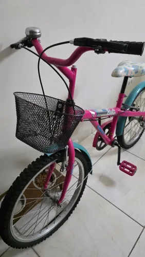 Vendo bicicleta crianca de 8 anos e próximas da barbie