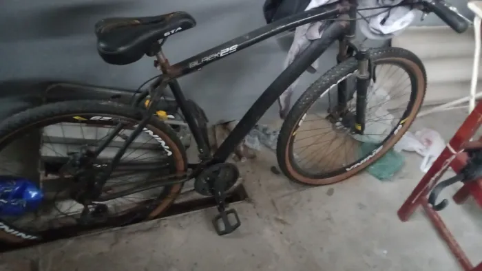 Vendo uma bicicleta ? aro 29 precisa só trocar o pneu de tras e o banco