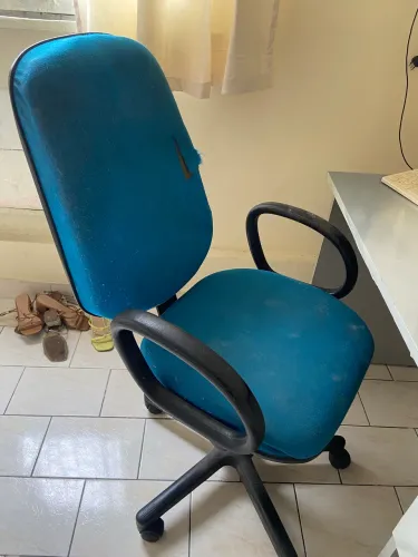 Vendo Cadeira e Escrivaninha