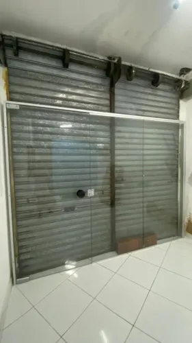 Fachada de vidro com porta 1.250,00.