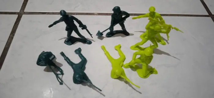 8 soldadinhos amarelos e verdes e paraquedas lilás com  soldadinho.