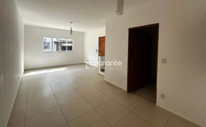 Casa à venda em condomínio Village no Jardim Estância Brasil
