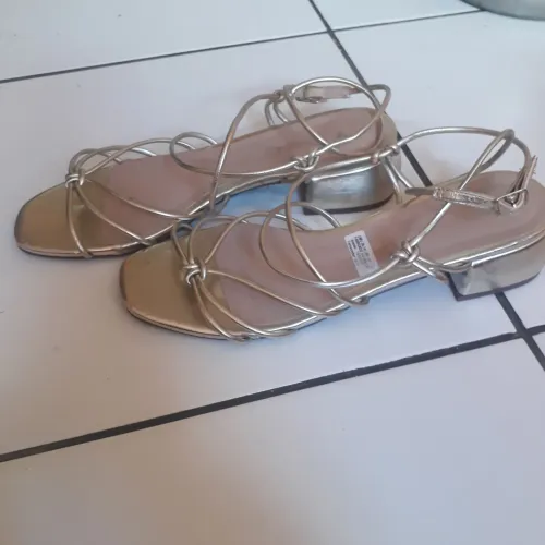 Vendo essa charmosa sandalia da Marca Via Uno rasteira saltinho bem baixo de tiras dourada