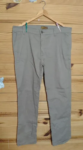 Calça sarja masculina bege, usada, número 48
