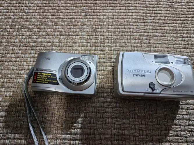 2 maquina fotográfica 1 analógica e otra digita .colecionadores. nao sei se funciona
