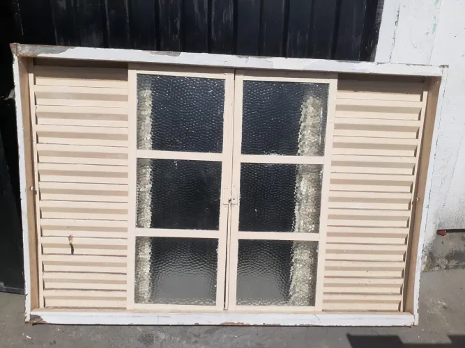 Janela veneziana com vidros 1.50x1.00 aceito proposta!