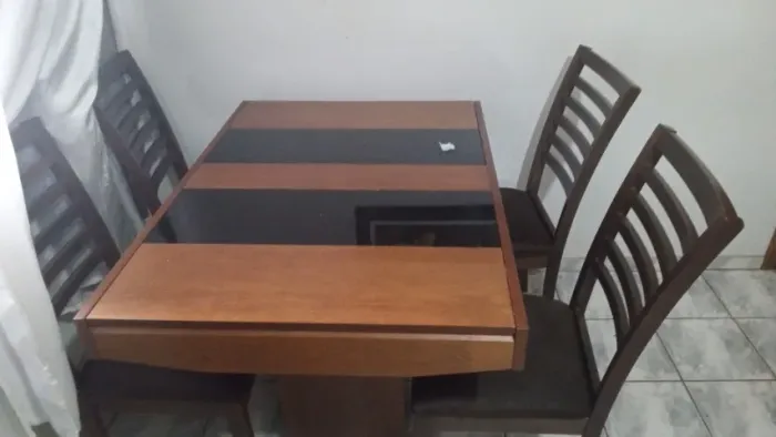 Mesa de jantar de madeira trabalhada e aumenta o tamanho - 4 cadeiras.