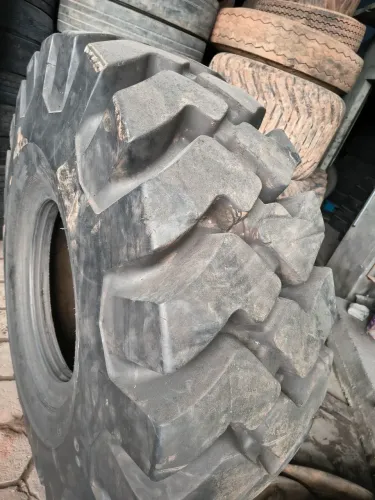 Pneus 23.5-25 semi novos 