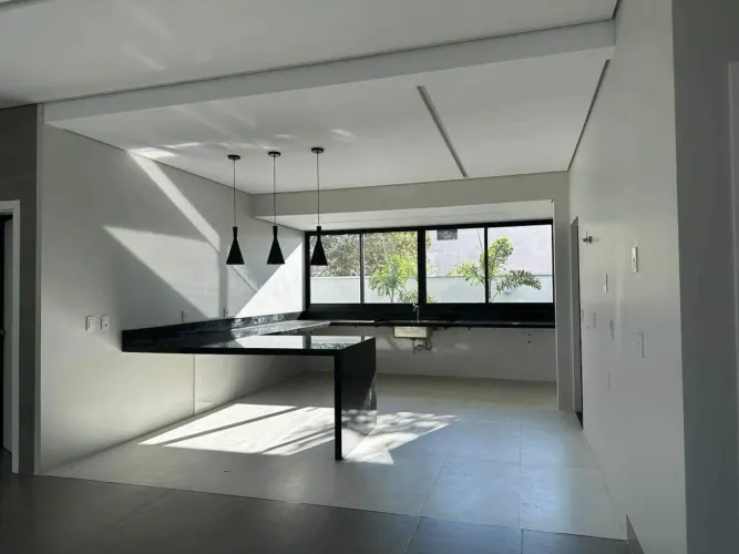 Sobrado de Alto Padrão com 3 Suítes, Piscina Aquecida e Energia Solar à Venda no Caribe Re
