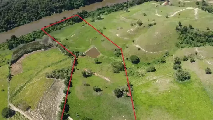 SITIO Á VENDA COM ÓTIMA LOCALIZAÇÃO, CASA, POÇO, TANQUE