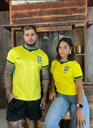 Masculina e feminina disponível 
