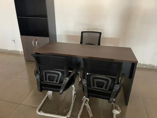 CONJUNTO MESA COM CADEIRAS PARA ESCRITÓRIO LONDON - LOJA IKONMIXOFFICE