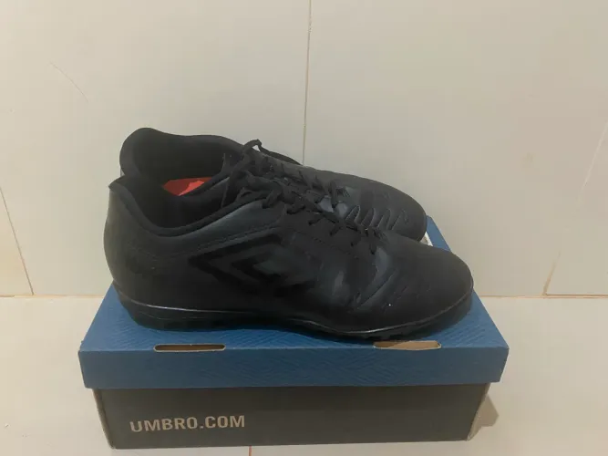 Chuteira umbro society 41