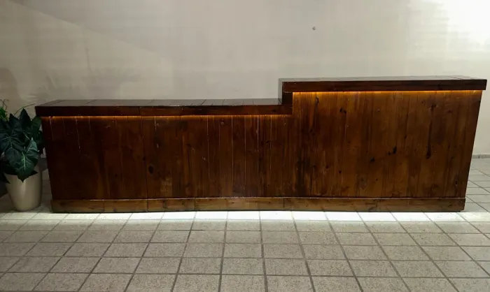 Vendo Balcão de Madeira Grande (4m) c/ LED e Rodinhas - Oportunidade!