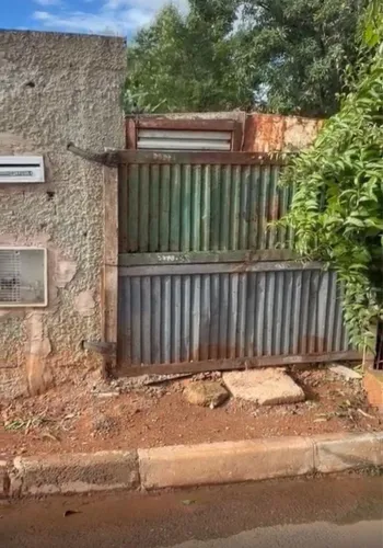 Vendo meio lote, próxima de Padaria, pinto de ônibus e Farmacia etc, com agua estalada