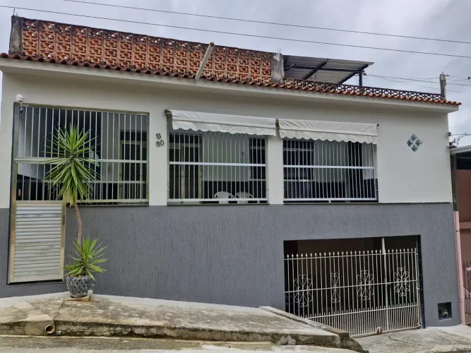 Vendo duas casas no bairro Ibraim, em Cataguases.
