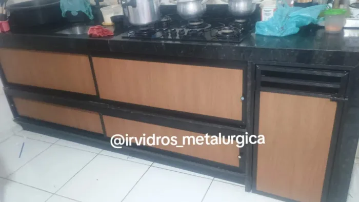 Porta pia alumínio preto com PVC amadeirado