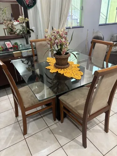 Mesa quadrada com 4 cadeiras