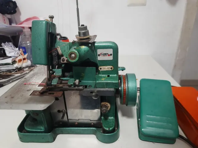 Máquina de Costura Overloque Chinezinha