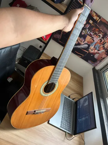 Violão bem conservado 
