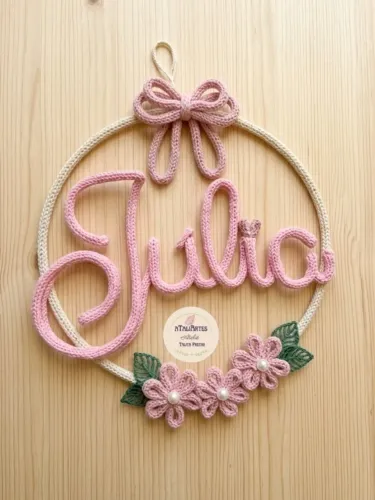 Guirlanda de Porta maternidade menina de laço e flores personalizados em tricotin 