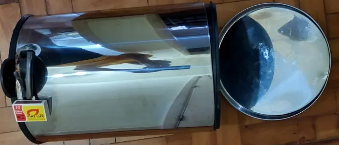 latão de lixo inox com pedal e cesto.