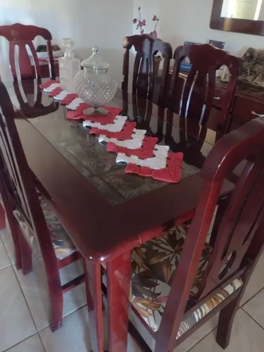 Conjunto com mesa e seis cadeiras com buffet