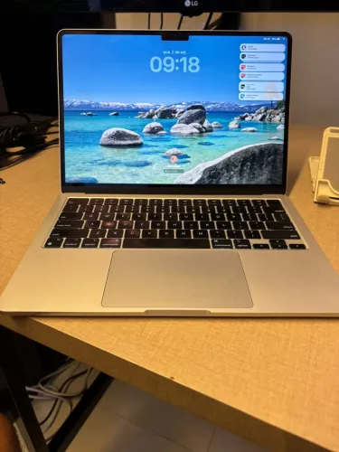 MACBOOK AIR
