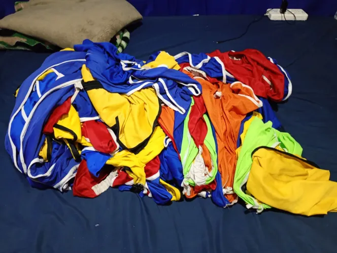 Vendo 73 coletes de futebol, usados em boas condições, whatsapp * André Luis 