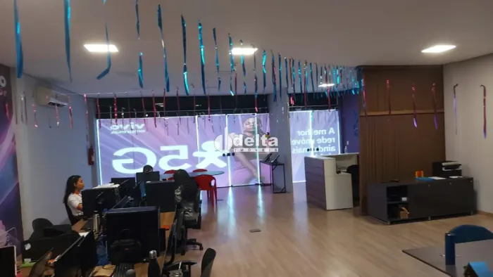 Sala comercial disponível para venda no bairro Santa Mônica em Uberlândia - MG.