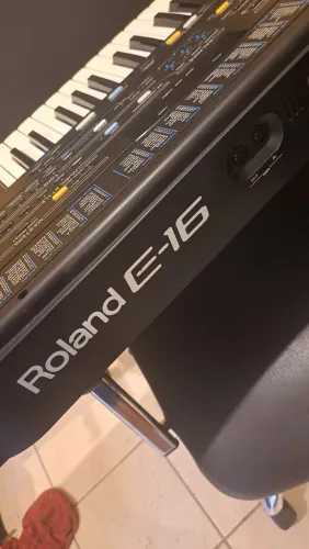 Teclado Roland E 16