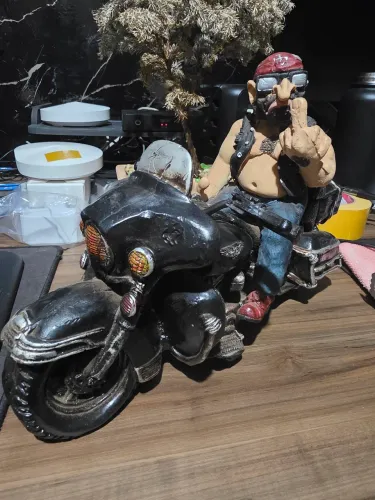 Motoqueiro em resina